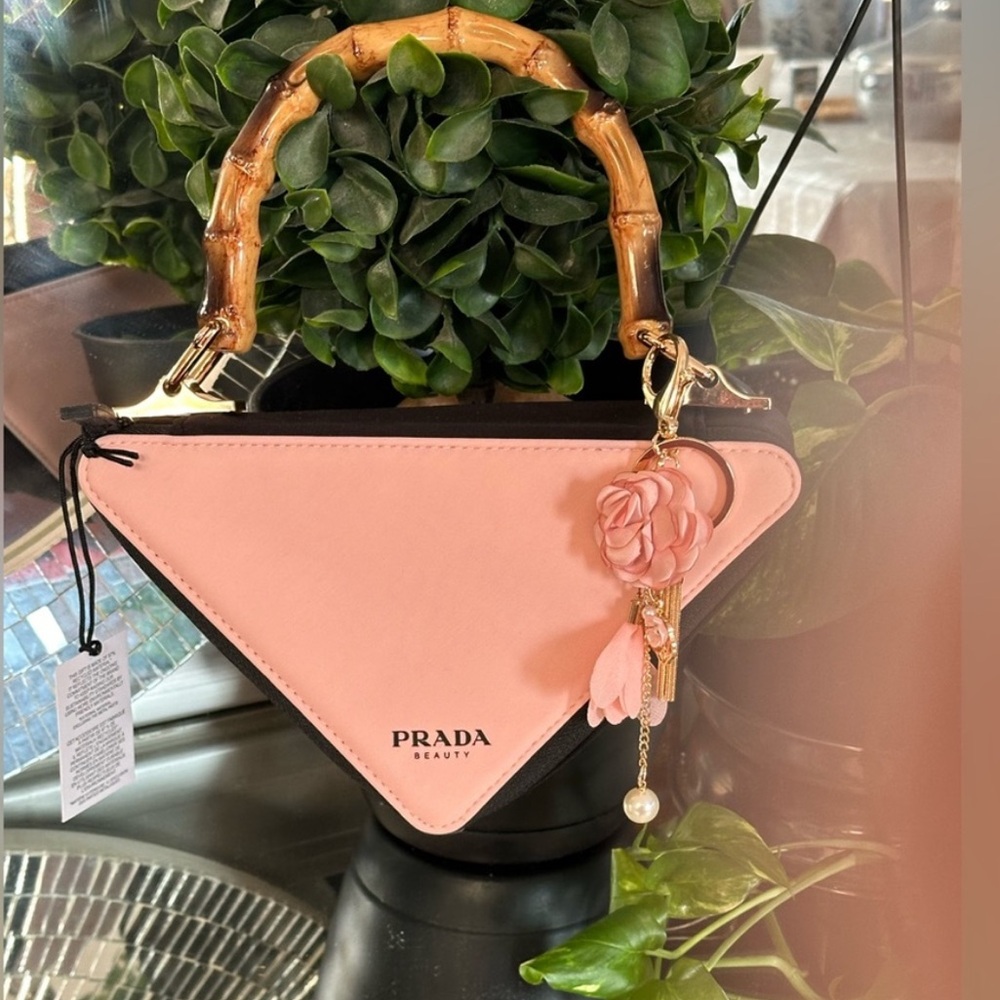 Prada - Picture 2 of 8